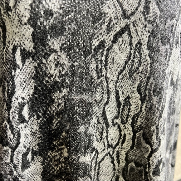 Joie Python print Wool Cashmere Blend Long Sleeve Sweater Women’s Size Small - Picture 10 of 12